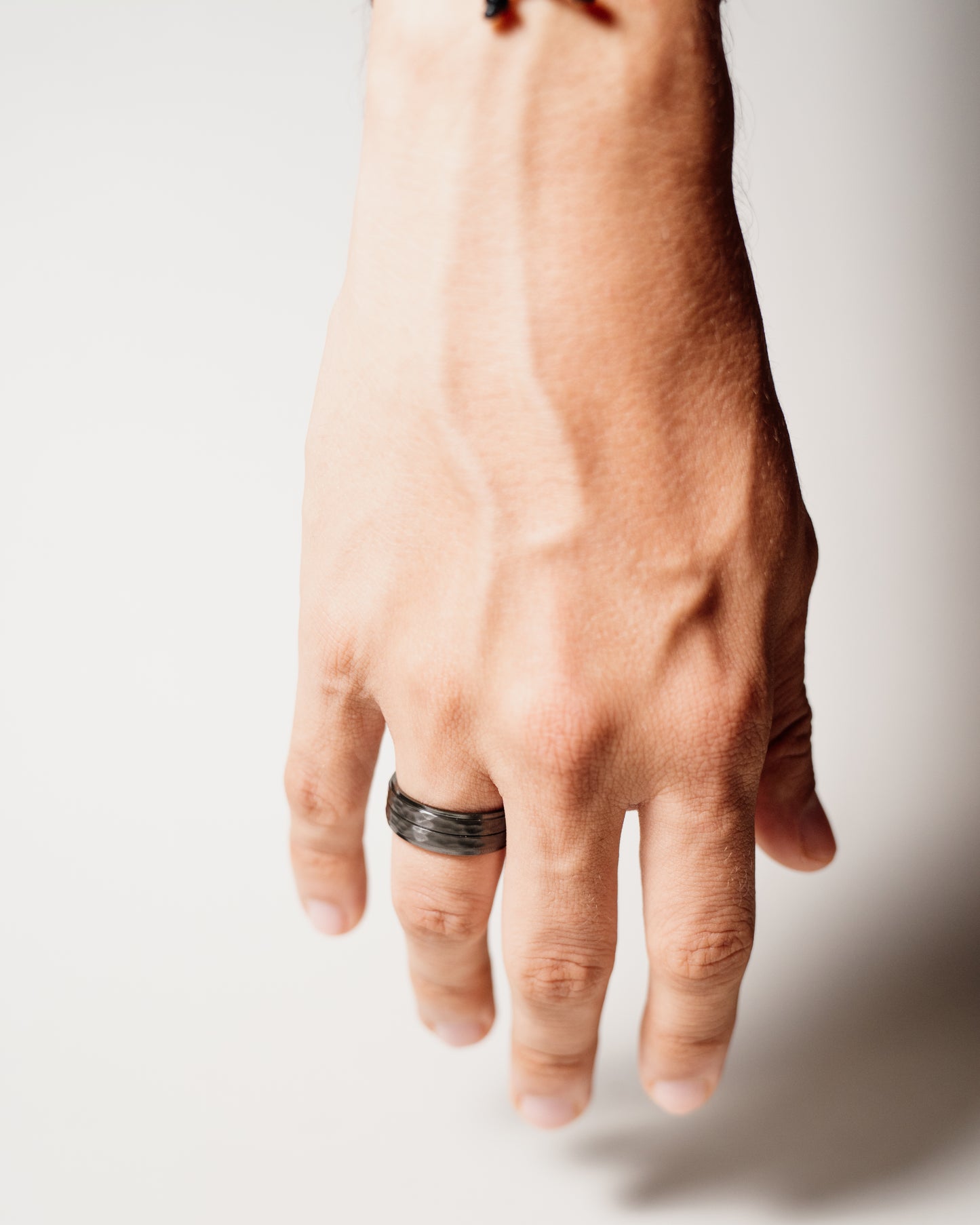 Anillo titanio negro martillado
