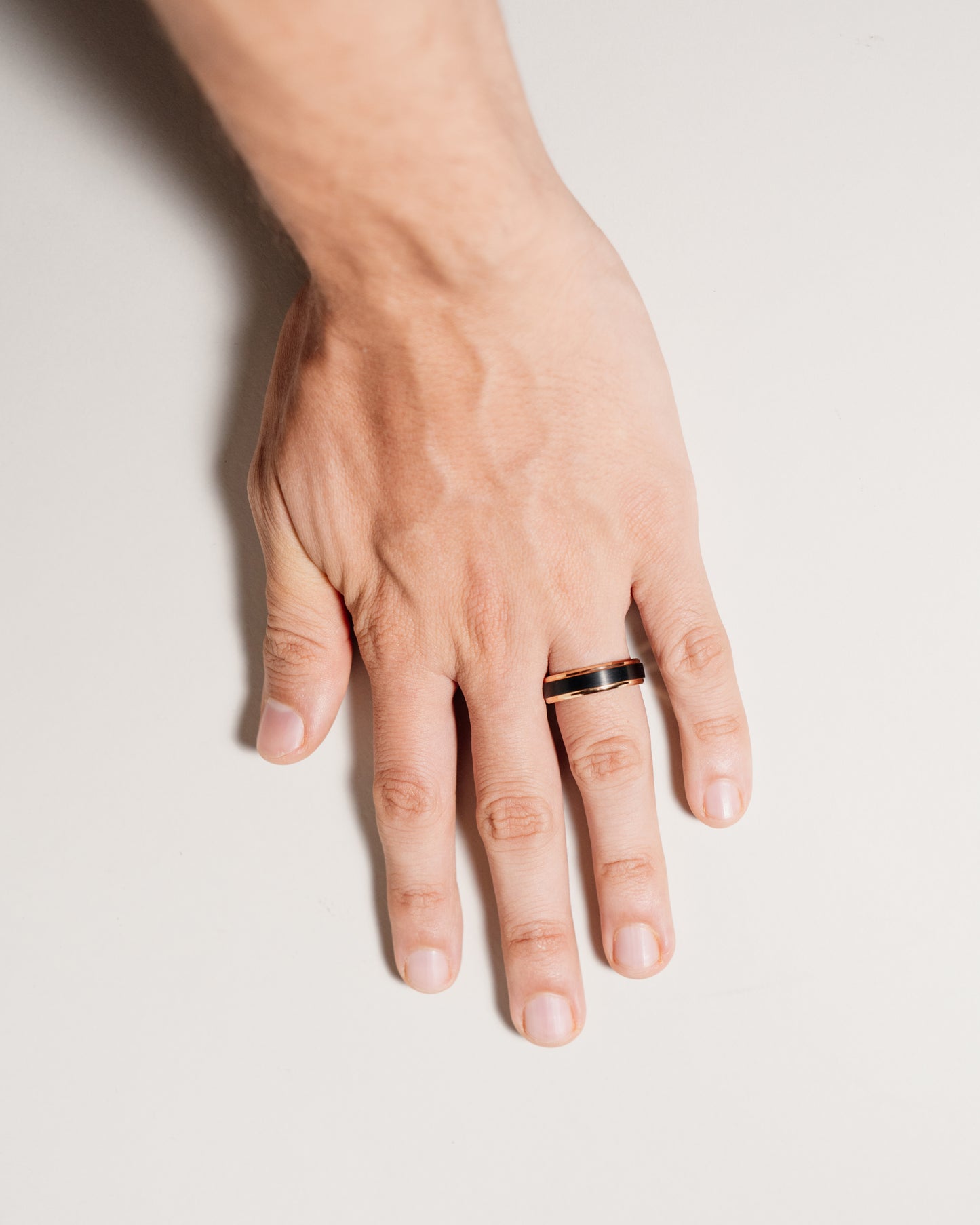 Anillo tungsteno negro con oro rosa