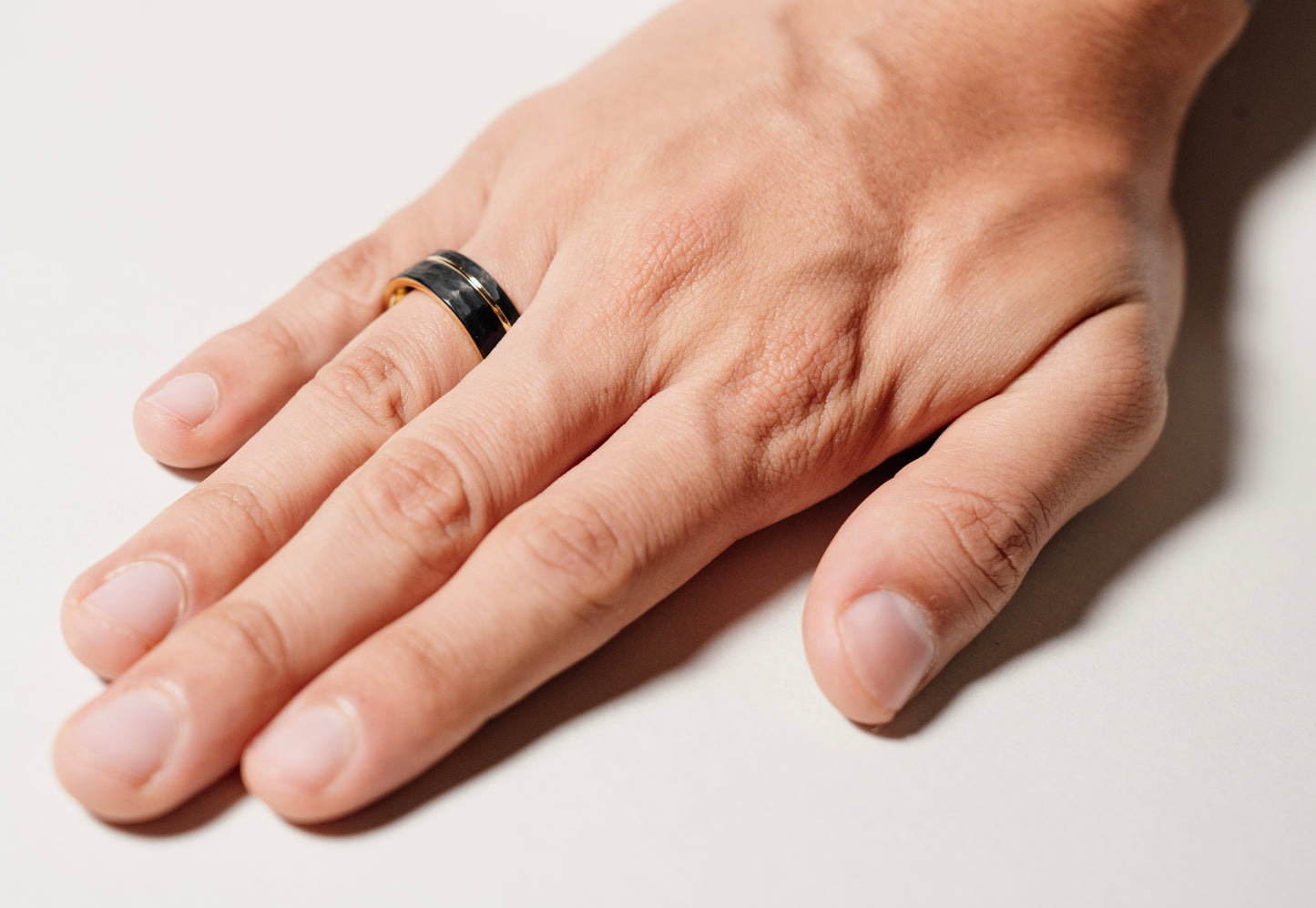 Anillo tungsteno negro martillado con oro amarillo