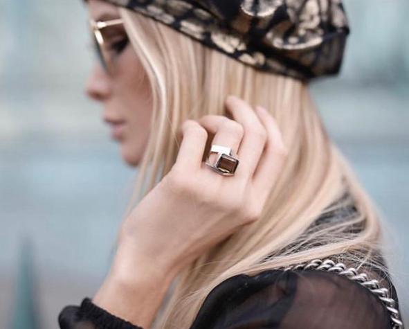 Leonora Jimenez luciendo el anillo de cuarzo ahumado durante Fashion Week en Paris