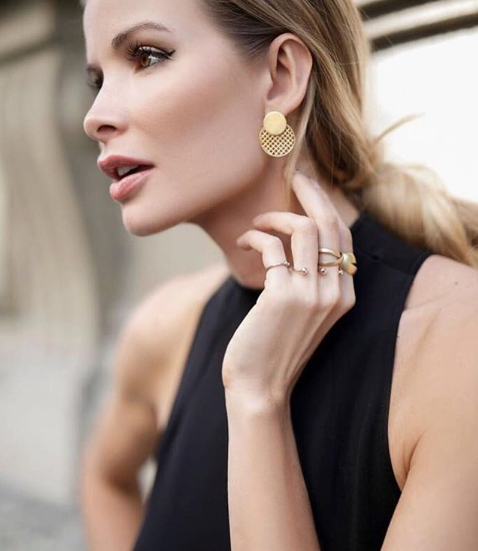Leo Jimenez usando los aretes UNA