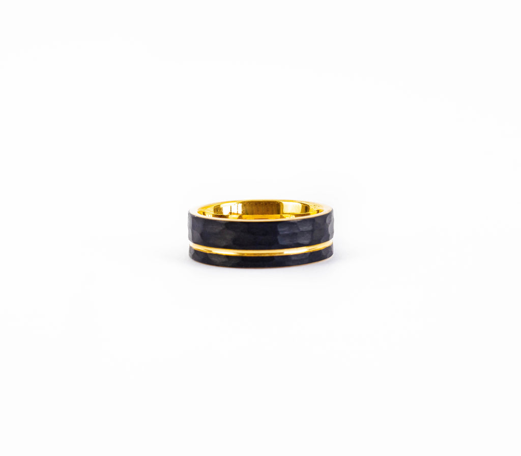 Anillo tungsteno negro martillado con oro amarillo