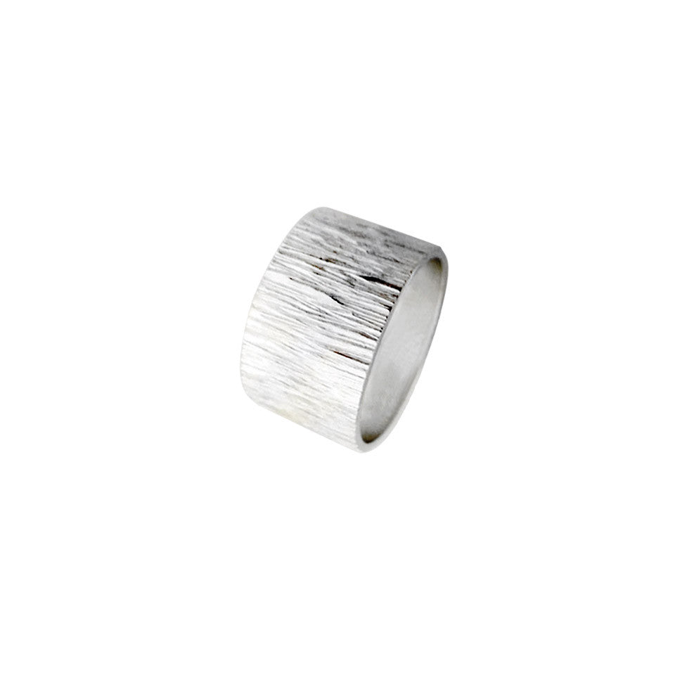 Anillo grueso con textura lineal LARA